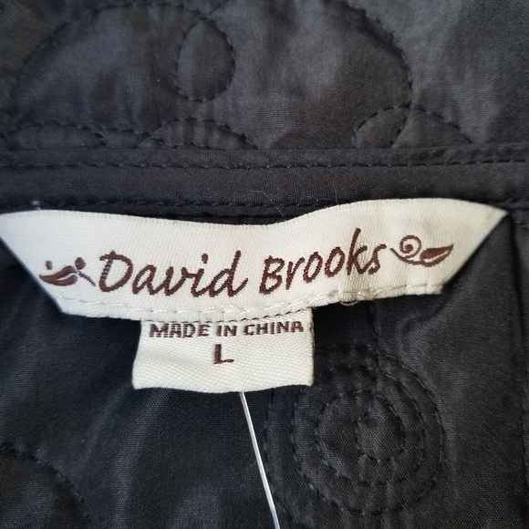 L plush blk vest with pockets and scrolls - Picture 8 of 11